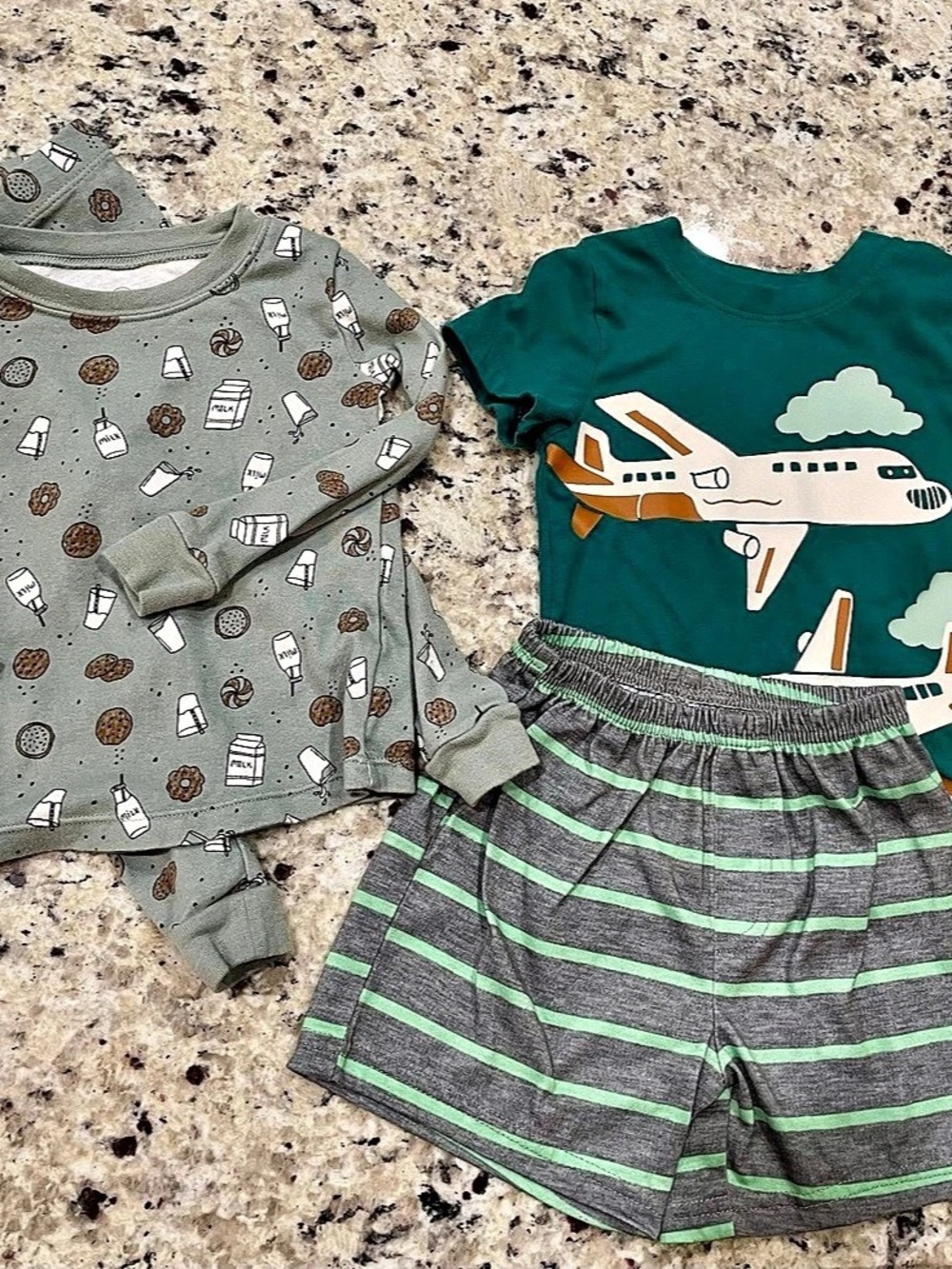 4PCS Carter's Boys 2T Airplane Matching Set in Green & Gray Plus pajamas LikeNew